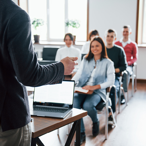 Bildung, Gruppe Menschen bildet sich weiter